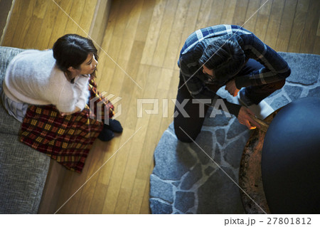 別荘　暖炉　くつろぐカップル 27801812