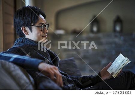 別荘　休暇を過ごす男性 27801832