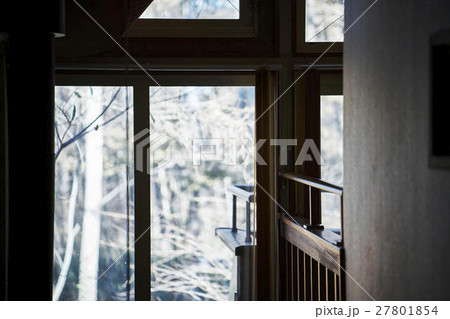 別荘 窓 風景の写真素材