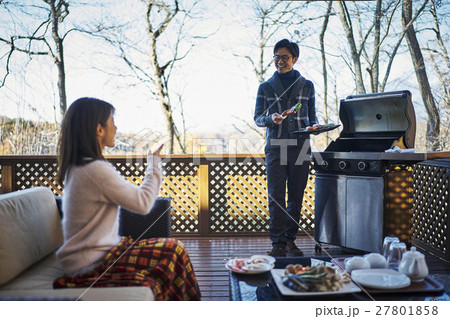 軽井沢 別荘 バーベキューを楽しむカップル 軽井沢 別荘 バーベキューを楽しむカップル 27801858