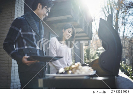 軽井沢 休暇 バーベキューの準備をするカップル 軽井沢 休暇 バーベキューの準備をするカップル 27801903