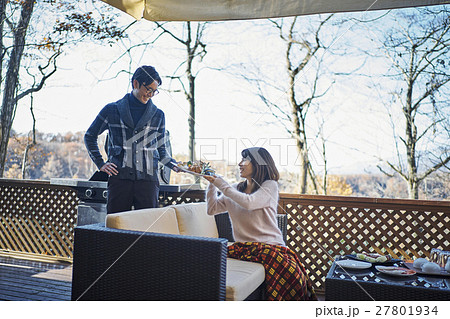 軽井沢 休暇 バーベキューの準備 男女 軽井沢 休暇 バーベキューの準備 男女 27801934