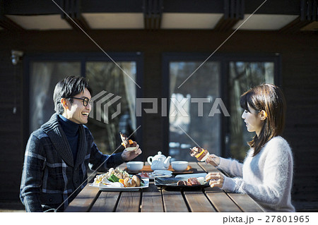 軽井沢　別荘　カップル　バーベキュー 27801965