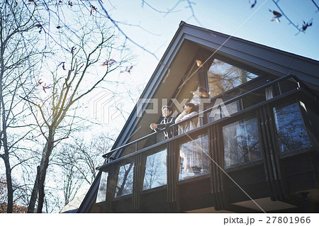 軽井沢　別荘　休暇を過ごすカップル 27801966