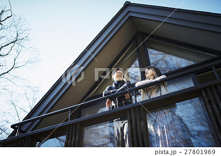 軽井沢　別荘　休暇を過ごすカップル 27801969