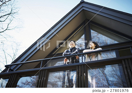 軽井沢　別荘　休暇を過ごすカップル 27801976