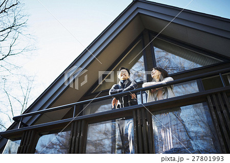 軽井沢　別荘　休暇を過ごすカップル 27801993