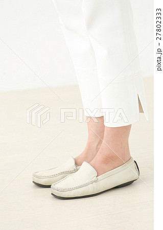 中年女性　足元 27802333