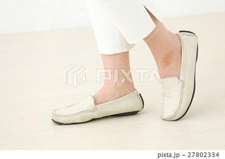 中年女性　足元 27802334