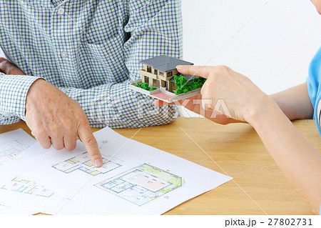 ミドル夫婦　住宅模型　手元 27802731
