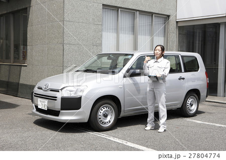 作業着で仕事中の若い女性 27804774