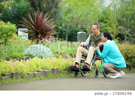 介護イメージ　車いす 27806248