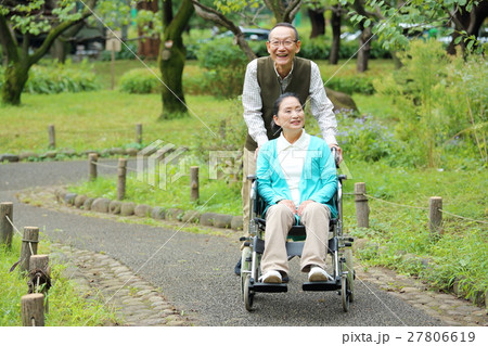 老人介護　シニア夫婦 27806619