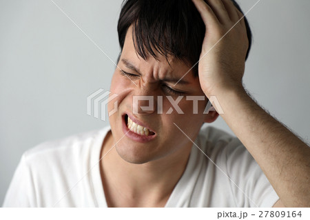 頭痛の男性 27809164