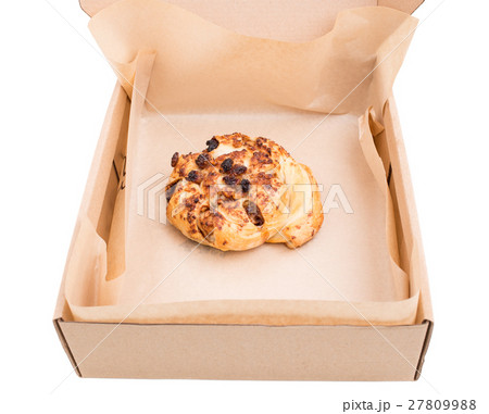 Heat puff cake with raisins and peanuts. 27809988