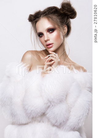 Beautifful european brunet woomen with gloss clean 27810620