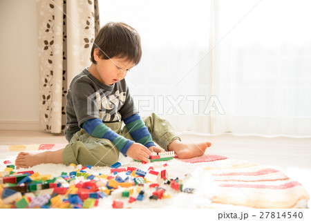 部屋で遊ぶ男の子 部屋で遊ぶ男の子 27814540