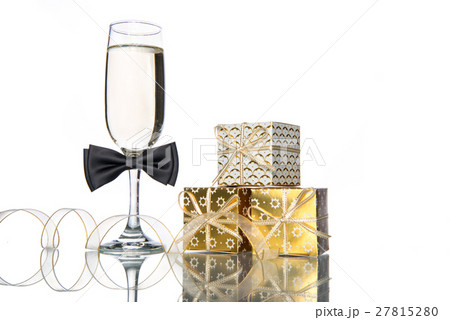 champagne, gift and ribbon, celebration holiday 27815280