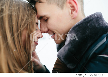 couple posing in a snowy park 27815542