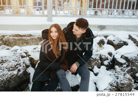 couple posing in a snowy park 27815544