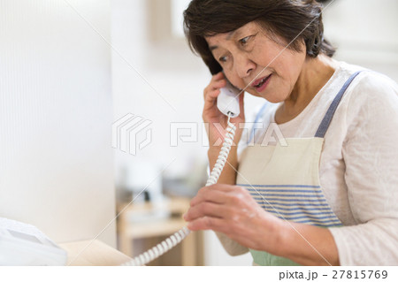 不審電話をとるシニア女性 不審電話をとるシニア女性 27815769