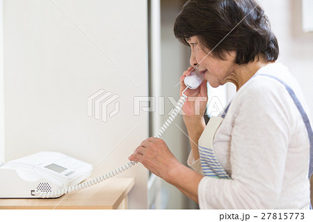 不審電話をとるシニア女性 不審電話をとるシニア女性 27815773