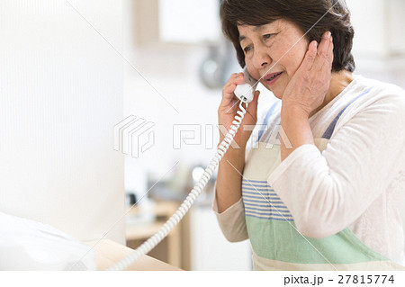 不審電話をとるシニア女性 不審電話をとるシニア女性 27815774
