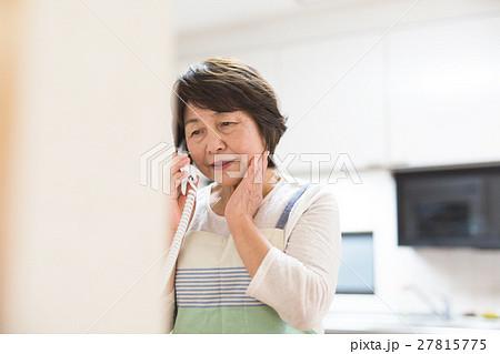 不審電話をとるシニア女性 27815775