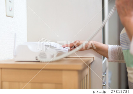 電話をかける女性 電話をかける女性 27815782