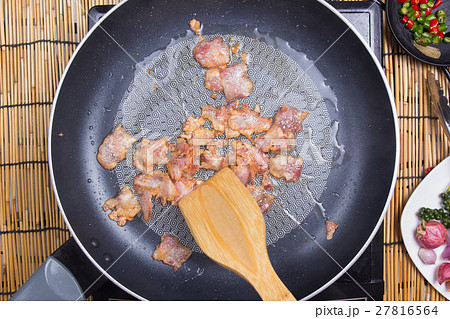 Chef stir fried bacon in the pan Chef stir fried bacon in the pan 27816564