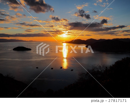 播磨灘の夕暮れ　夕日　日の入り　夕焼け 27817171