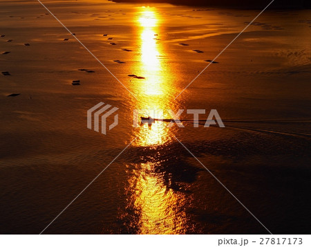 夕日の中の漁船　播磨灘の夕暮れ　夕日　日の入り　夕焼け 27817173