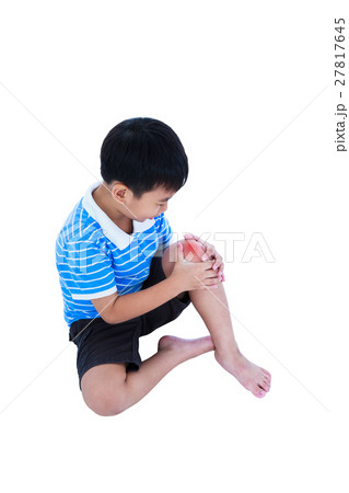 Asian child injured at knee. Isolated on white 27817645