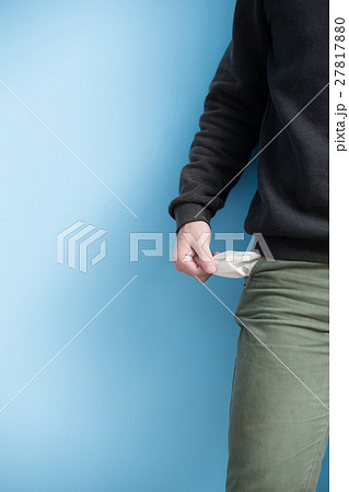man showing his empty pockets 27817880