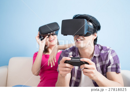 young couple play vr game young couple play vr game 27818025