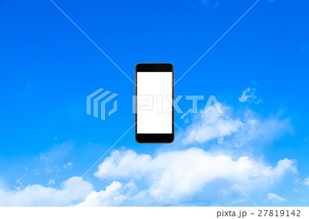 スマホ合成　空　雲　青い空　白い雲　合成用背景素材　写真素材　コピースペース　文字入れスペース 27819142