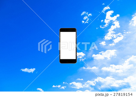 スマホ合成　空　雲　青い空　白い雲　合成用背景素材　写真素材　コピースペース　文字入れスペース 27819154