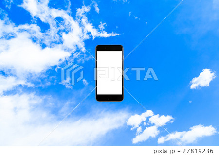スマホ合成　空　雲　青い空　白い雲　合成用背景素材　写真素材　コピースペース　文字入れスペース 27819236