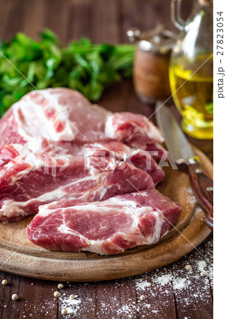 raw meat 27823054