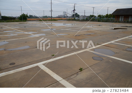 敷き鉄板による簡易舗装された駐車場スペース 27823484