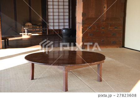 ちゃぶ台のある日本家屋の邸内 27823608
