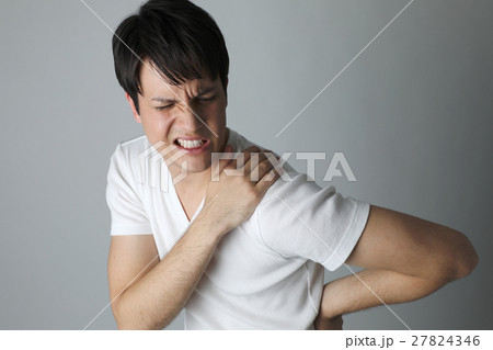 肩を痛めた男性 27824346