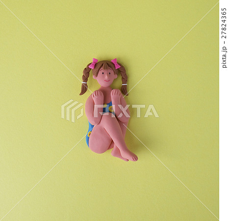 座ってる水着女性 27824365