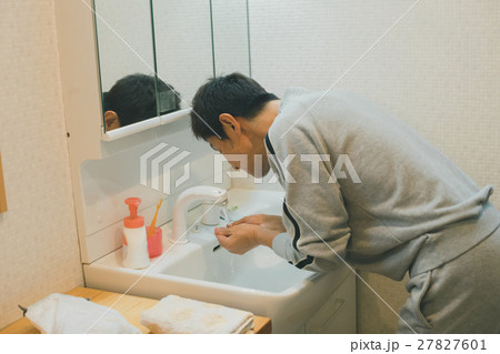 middle-aged and older person middle-aged and older person 27827601