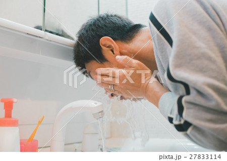 middle-aged and older person middle-aged and older person 27833114