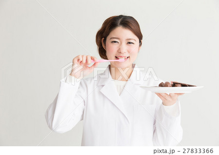 女性医師・白バック 女性医師・白バック 27833366