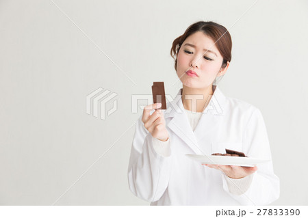 女性医師・白バック 27833390