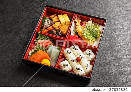 幕の内弁当　japanese box lunch 27835385