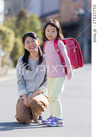 母親と赤いランドセルを背負った小学生の女の子の写真素材