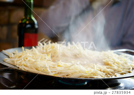 鍋と湧き立つ湯気１ 27835934